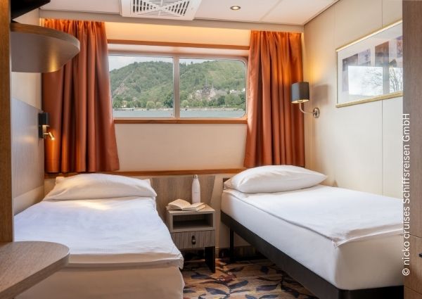 Hauptdeck achtern Klappbett und Sofabett nicht zu öffnende Fenster