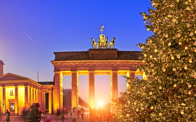Weihnachtsbaum am Brandenburger Tor in Berlin, Deutschland