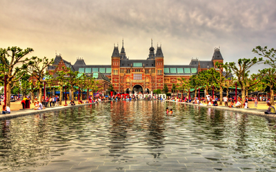 Blick auf das Rijksmuseum in Amsterdam