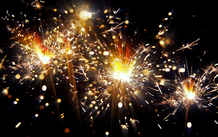 brennende Wunderkerzen an Silvester© refresh(PIX) - stock.adobe.com Wunderkerzen, die im Dunkeln funkeln und helle, funkelnde Lichtpunkte erzeugen.