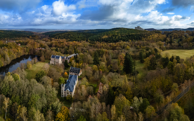Luftbild vom Thüringer Wald im Herbst mit Schloss Reinhardsbrunn