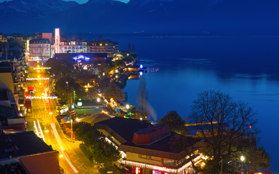 Montreux bei Nacht zur Weihnachtszeit