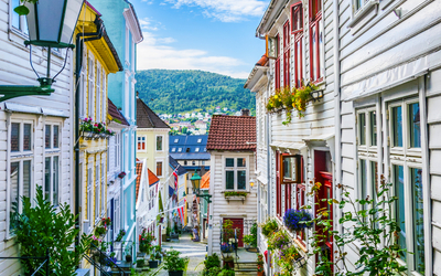 Blick auf ein altes Holzhaus in der norwegischen Stadt Bergen