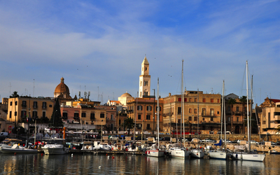 die Hafenstadt Bari an der Adria in der süditalienischen Region Apulien