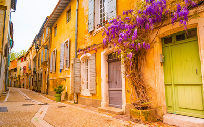 Blick auf eine schmale Straße im historischen Zentrum von Arles