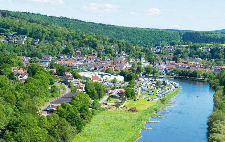 Bad Karlshafen und Weser im Wesertal, umgeben von Wald und grüner Landschaft.