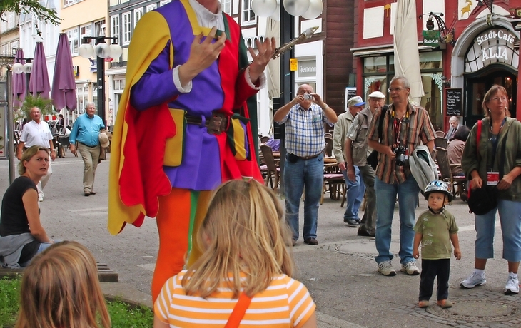 Märchenfigur Rattenfänger von Hameln mit Klarinette bei Stadtführung.