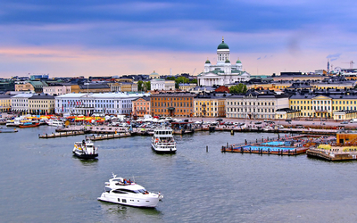 Helsinki-Stadtbild mit Kathedrale und Marktplatz