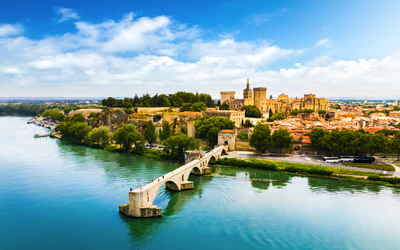 Luftaufnahme der Brücke Pont Saint Benezet und der Rhone in Avignon