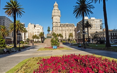 Plaza indepedencia mit dem Gebäude Palacio Salvo und der Statue von Jose Artigas in Montevideo, Uruguay.