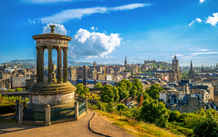 Blick auf Edinburgh von Calton Hill mit Monument und Stadtpanorama.