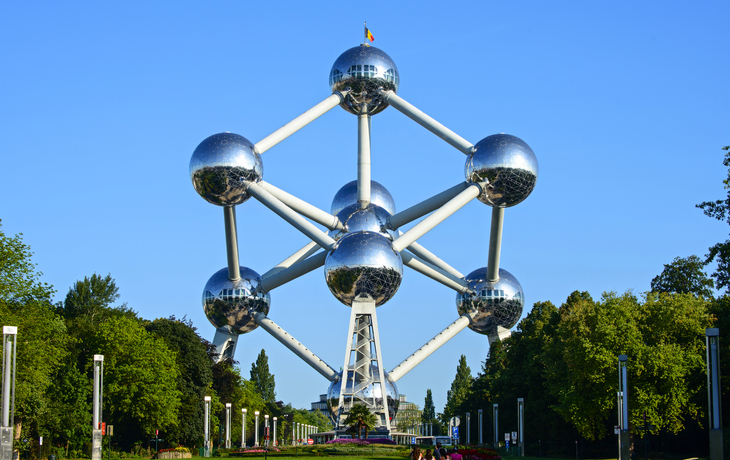 Wahrzeichen Atomium in Brüssel an einem sonnigen Tag mit blauem Himmel.