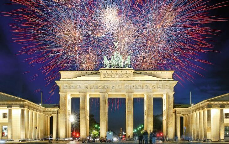 Feuerwerk über dem Brandenburger Tor in Berlin bei Nacht.