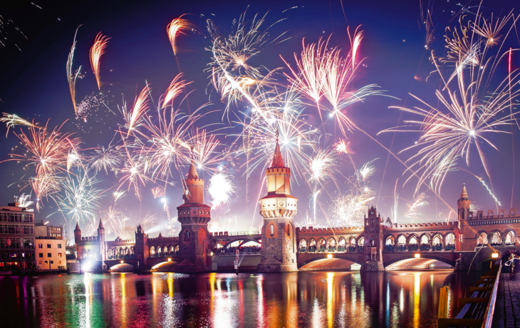 Feuerwerk über der Oberbaumbrücke in Berlin an Silvester.