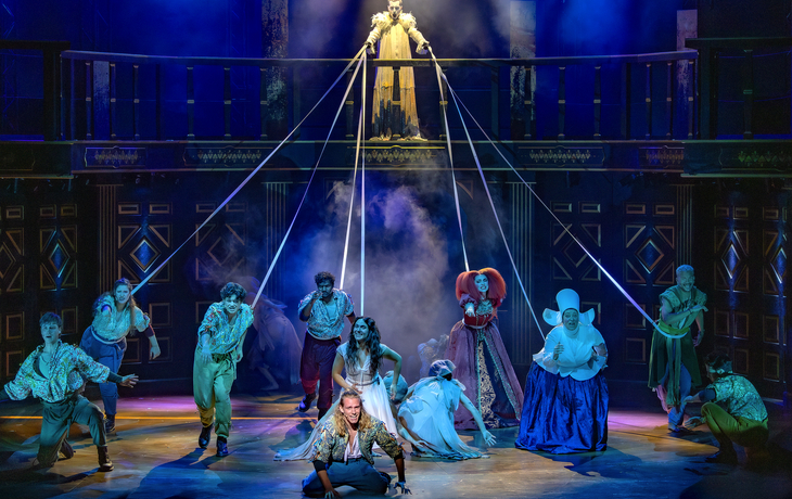 Szenenfoto von Schauspielern in einem bunten Bühnenbild des Musicals Romeo & Julia.