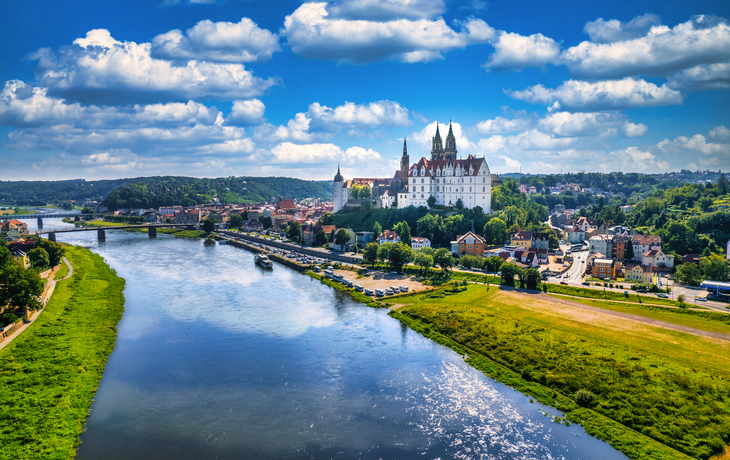 Blick auf Meißen an der Elbe mit Albrechtsburg und Dom im Hintergrund.