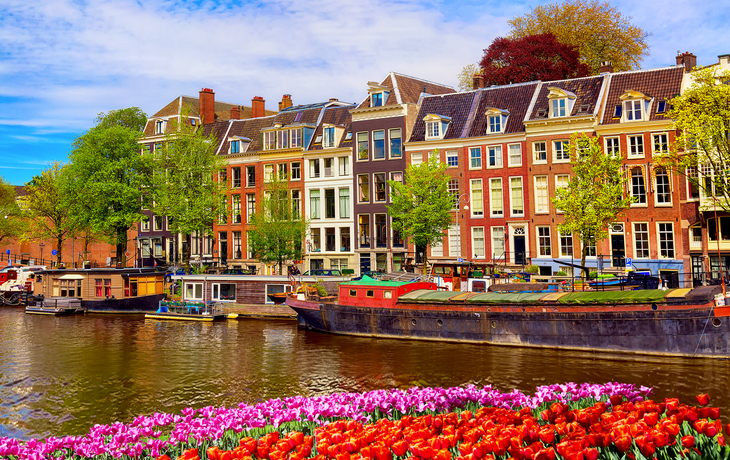 Traditionelle Häuser am Kanal in Amsterdam