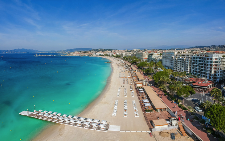 Panorama von Cannes mit Strand und Küste an der Côte d'Azur.