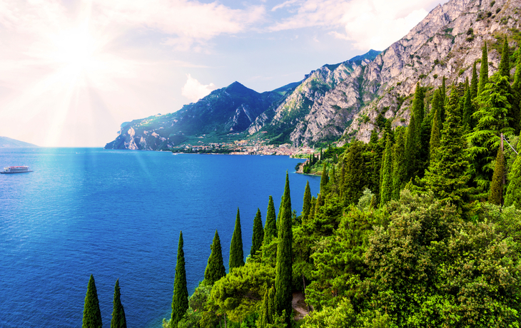 Blick auf Bardolino am Gardasee mit Bergen und Promenade in Norditalien.