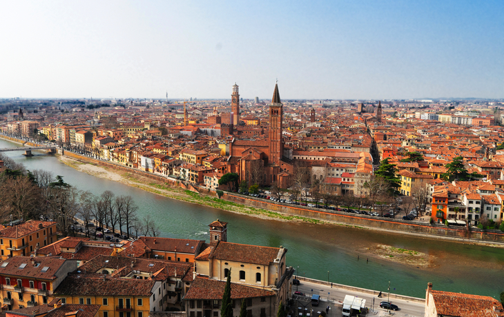 Winterliches Panorama der Altstadt von Verona mit der Etsch und einer Brücke.