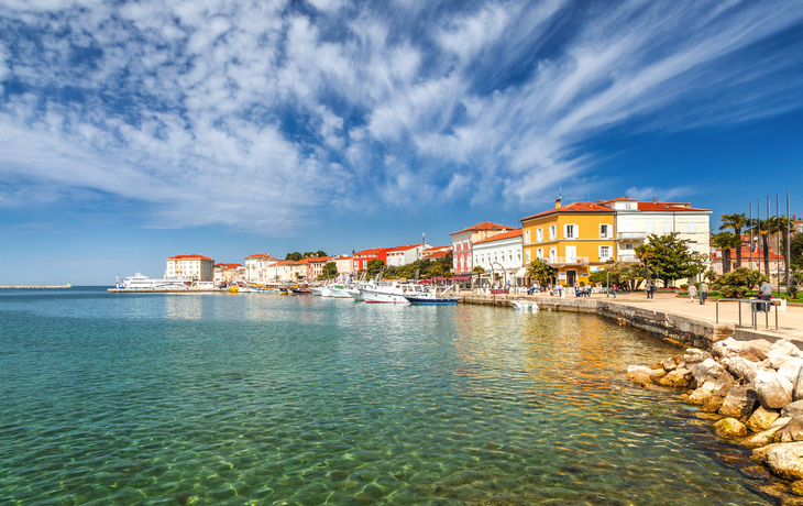 Hafen von Porec in Istrien, Kroatien, mit blauem Meer und historischen Gebäuden.