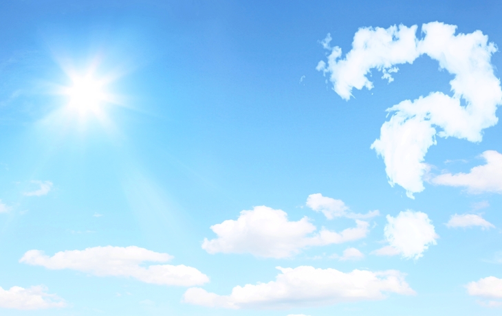 Wolkenhimmel mit blauem Himmel und Sonnenschein, weiße Wolken formen ein Fragezeichen.