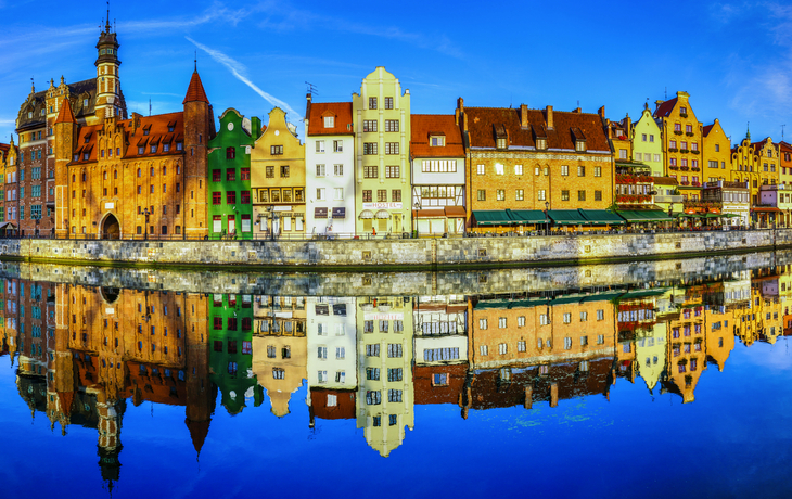 Danzig©Mike Mareen - stock.adobe.com Panorama von Danzigs Altstadt mit dem Krantor und Spiegelung im Fluss Mottlau
