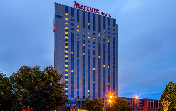 Mercure Gdansk Stare Miasto Außenansicht des Mercure Hotels Danzig Stare Miasto bei Dämmerung.