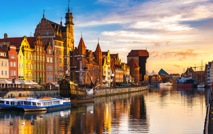 Danzig© Mike Mareen - stock.adobe.com Gdansk mit Krantor und Häuserzeile an der Mottlau im Abendlicht