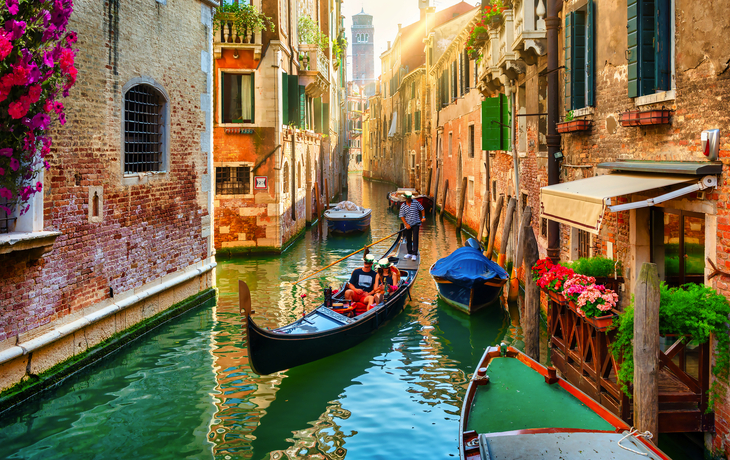 Gondel auf einem Kanal in Venedig bei Sonnenschein.