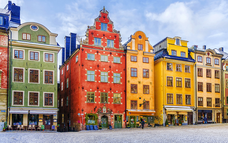 Bunte Häuser am Stortorget, Gamla Stan, Stockholm, im Winter mit Weihnachtsdekoration.