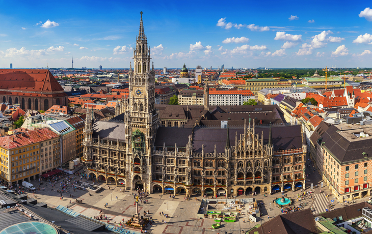 Panorama von München mit Frauenkirche und Rathaus im Vordergrund.