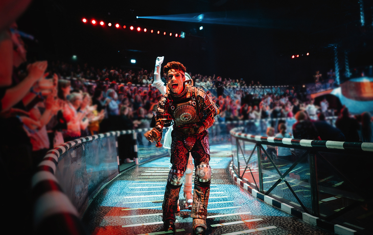 Darsteller im Kostüm bei Starlight Express Musical in Bochum