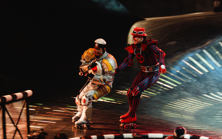 Zwei Darsteller auf Rollschuhen beim Musical Starlight Express.