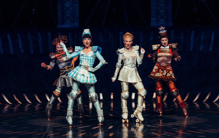 Vier Darstellerinnen in Kostümen des Musicals Starlight Express auf der Bühne.
