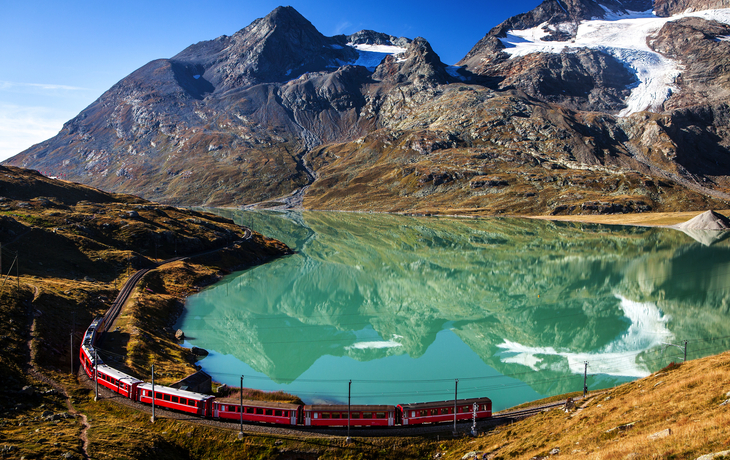 Rhätische Bahn fährt nahe dem Morteratschgletscher in den Alpen entlang.