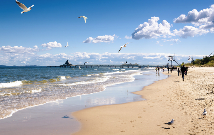 Strandblick mit Seebrücke Heringsdorf bei Sonnenschein, Usedom, Deutschland.