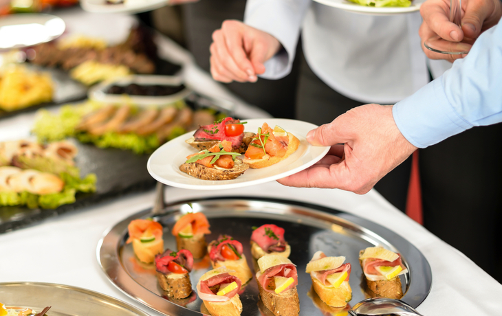 Festliches Buffet mit verschiedenen Fingerfood-Häppchen 