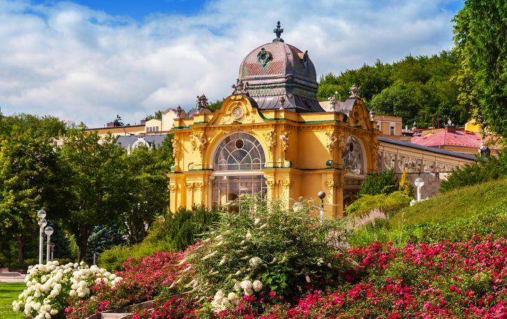 Kolonnade in Marienbad mit Blumen im Vordergrund