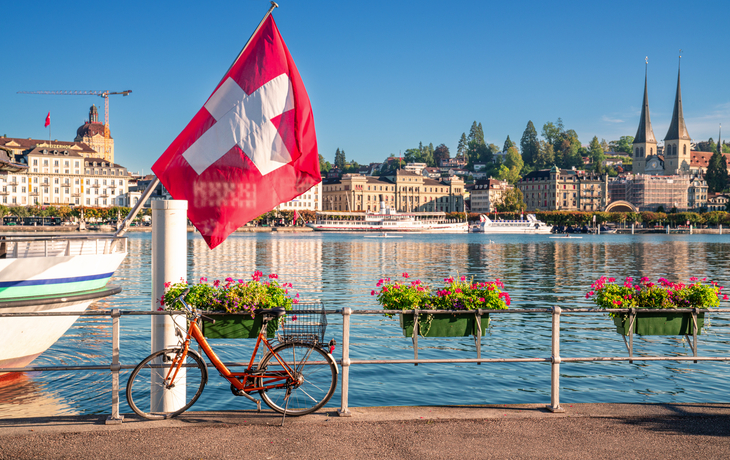 Luzern am Vierwaldstättersee mit Bergen im Hintergrund.