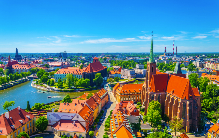 Panorama von Breslau mit Breslauer Dom und Fluss Oder im Vordergrund.