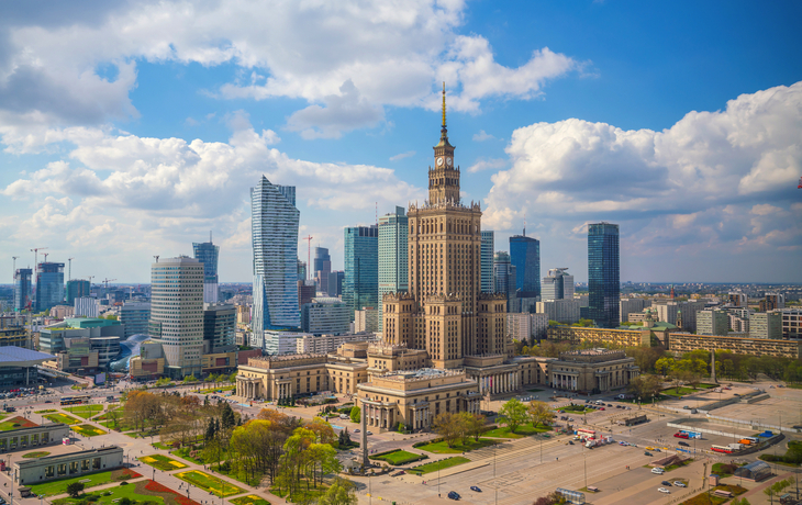 Skyline von Warschau mit Kulturpalast und modernen Hochhäusern.