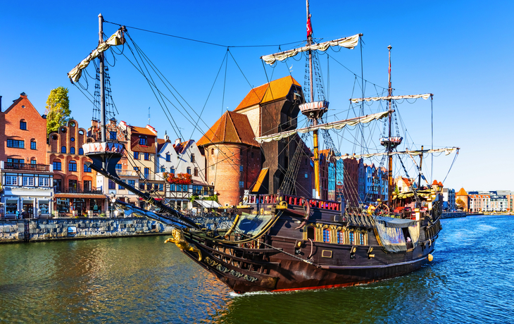 Historisches Schiff auf der Mottlau in der Altstadt von Danzig, Polen.