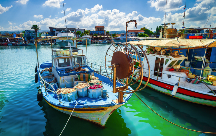 Hafen von Paphos in Zypern mit Fischerbooten im Mittelmeer.