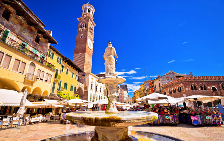 Piazza delle Erbe in Verona mit Torre dei Lamberti und Fontana di Madonna.