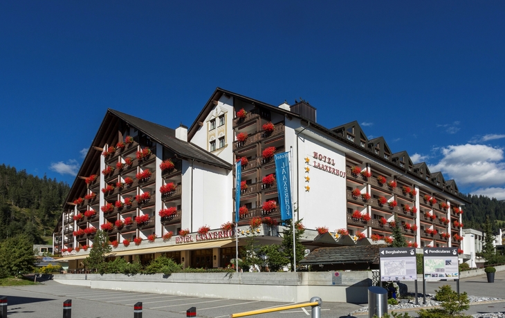 Ansicht des Hotels Laaxerhof bei sonnigem Wetter.