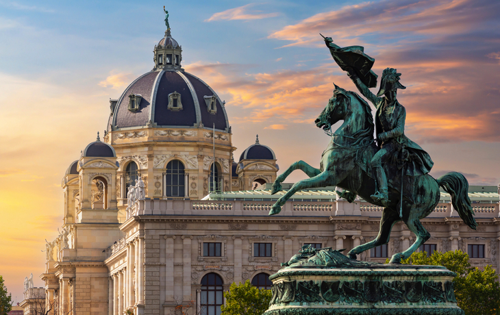 Erzherzog Karl Reiterstatue vor Naturhistorischem Museum in Wien bei Sonnenuntergang.