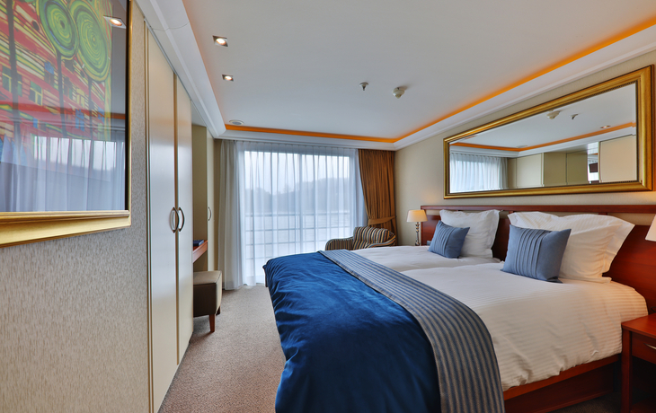 Moderne Kabine mit großem Bett und Fenster im Violindeck der MS Lady Cristina.