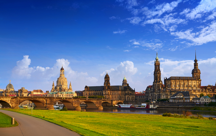 Dresdner Skyline mit Frauenkirche und Elbe vor blauem Himmel