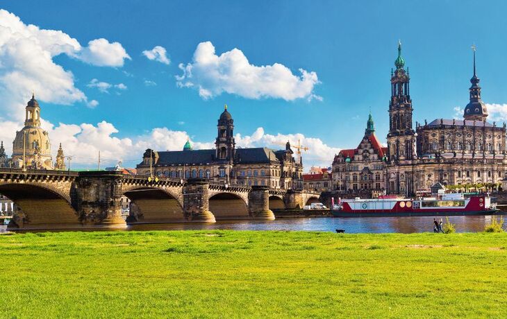 Blick auf die Brühlsche Terrasse und Elbufer in Dresden bei Sonnenschein.